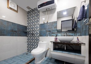Apartamento família, 1 quarto, vista para o jardim | Banheiro | Chuveiro, ducha de hidromassagem, produtos de toalete grátis 