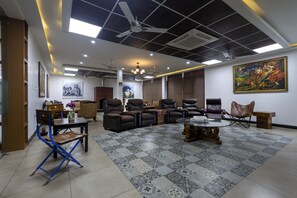 Área de estar no saguão