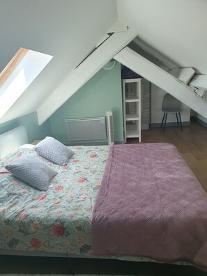 2 bedrooms, iron/ironing board, free WiFi, bed sheets