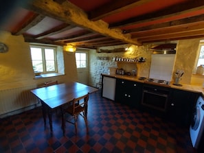 Fridge, microwave, oven, stovetop - Luxurious Cottage with Lovely Views in Rural Location (Norton Presteigne)