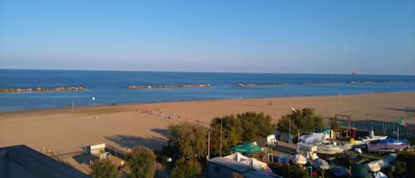 Plage, chaises longues