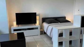 1 chambre, fer et planche Ă repasser, Wi-Fi gratuit, draps fournis