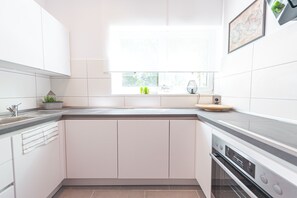 Fridge, microwave, oven, stovetop - Central, modern designer appartment in downtown Stuttgart (Stuttgart)