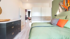 A bedroom with a bed, a dresser, and a wardrobe. - Central, modern designer appartment in downtown Stuttgart (Stuttgart)