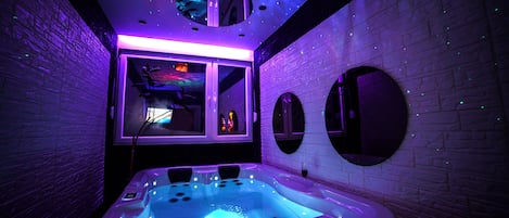 Indoor spa tub
