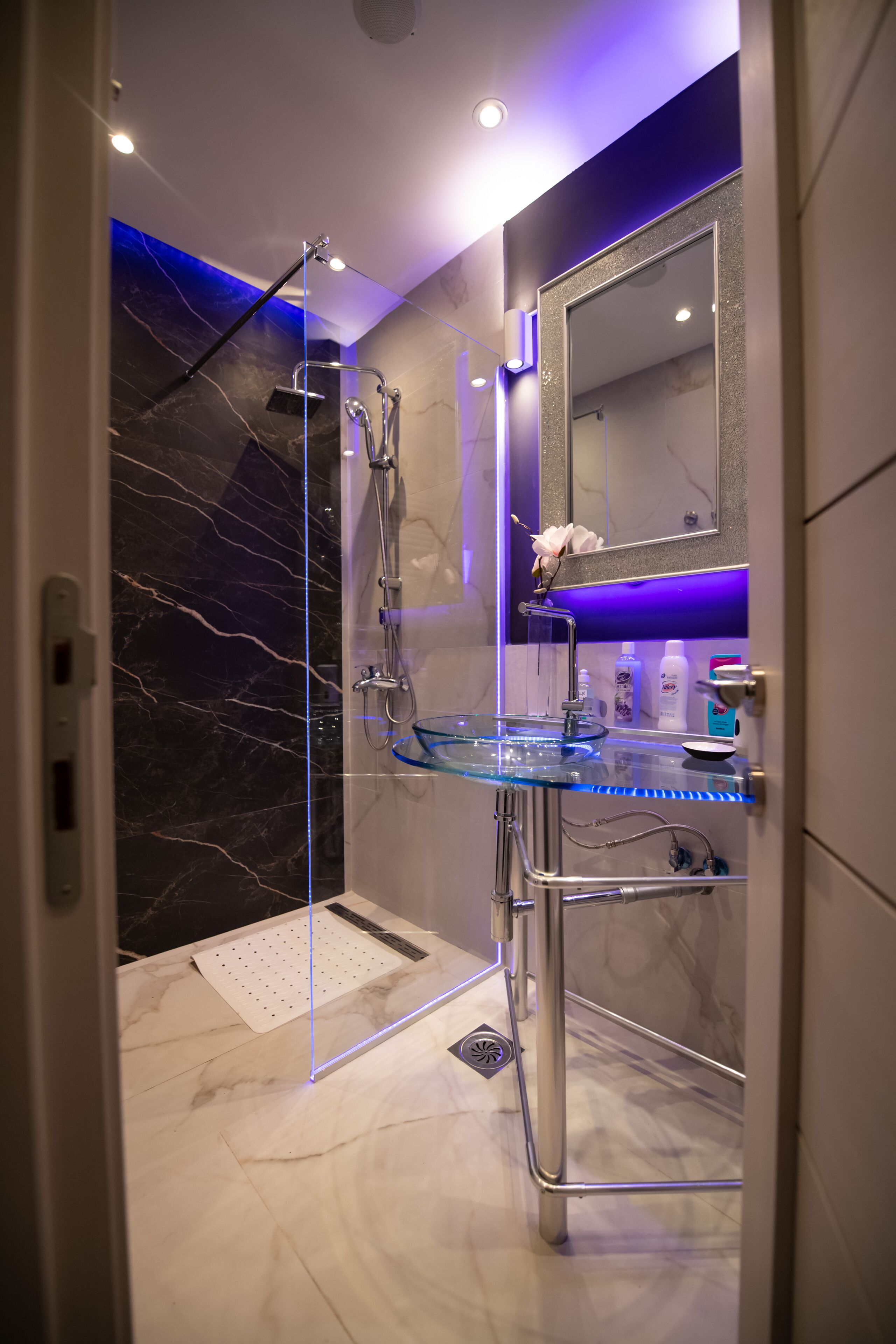 Apartamento superluxo | Banheiro | Banheira e chuveiro separados, banheira de hidromassagem