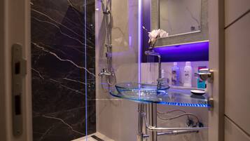 Apartamento superluxo | Banheiro | Banheira e chuveiro separados, banheira de hidromassagem
