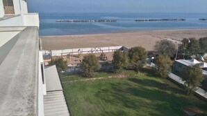 Vista costera con playa, muelle y parque infantil.
