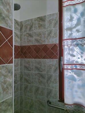 Dutxa, assecador de cabells, bidet i tovalloles 