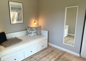 2 habitaciones, escritorio, tabla de planchar con plancha y wifi gratis 