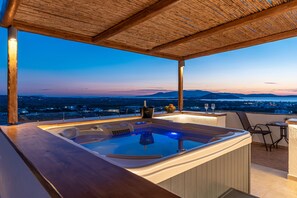 Outdoor spa tub - Sky view house - Cycladic designed house (ΝΑΞΟΣ)