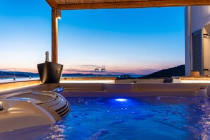 Outdoor spa tub - Sky view house - Cycladic designed house (ΝΑΞΟΣ)