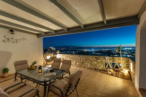 Outdoor dining - Sky view house - Cycladic designed house (ΝΑΞΟΣ)