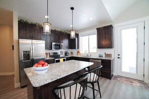 Fridge, microwave, oven, stovetop - Luxurious Family Home in Driggs - Hot Tub (Driggs)