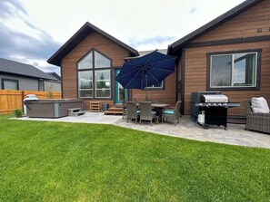 Outdoor dining - Luxurious Family Home in Driggs - Hot Tub (Driggs)