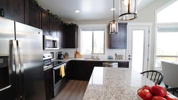 Refrigerador, microondas, horno, placa de cocina