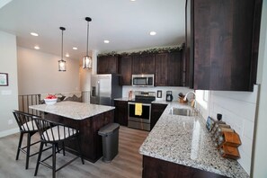 Fridge, microwave, oven, stovetop - Luxurious Family Home in Driggs - Hot Tub (Driggs)