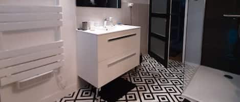Dusche, Haartrockner, Bidet, Handtücher