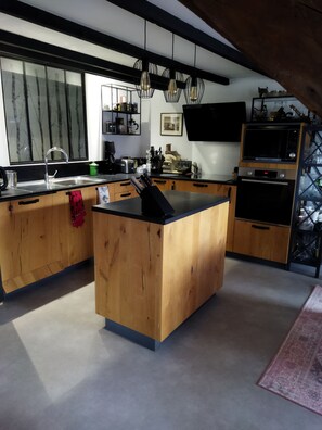 Jääkaappi, mikroaaltouuni, uuni, liesi