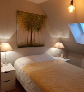 3 makuuhuonetta, silitysrauta/-lauta, ilmainen Wi-Fi, vuodevaatteet