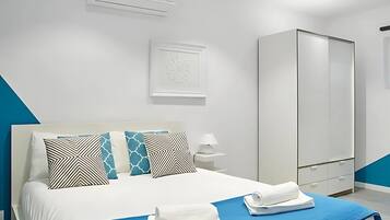 3 bedrooms, desk, iron/ironing board, travel crib