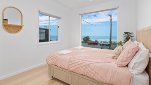 A bedroom with a bed, a window, and a view of the ocean. - Prime Position -  Family Getaway (Gerroa)