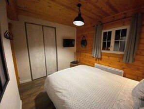 3 bedrooms, travel cot, free WiFi, bed sheets