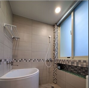 Economy Double Room, 1 Double Bed, Non Smoking, Bathtub | Bathroom | Rainfall showerhead, free toiletries, hair dryer, towels