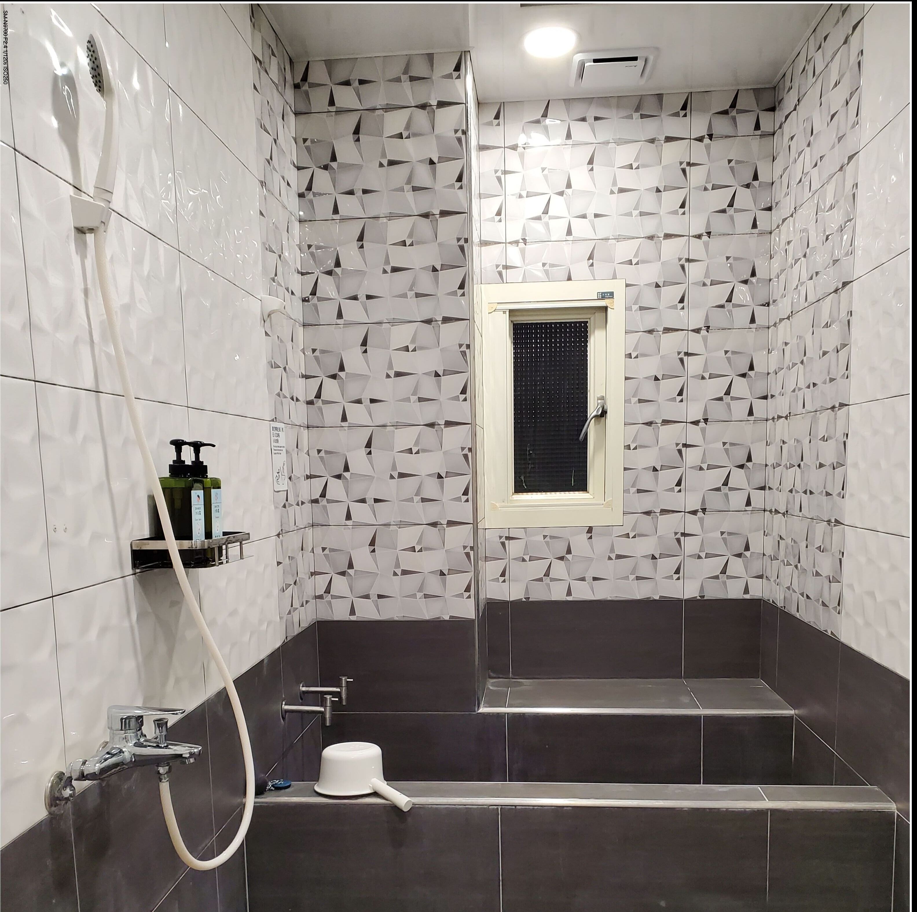 Ein Badezimmer mit Dusche, Toilette und Waschbecken.