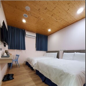 Habitación cuádruple económica, 2 camas dobles, no fumadores, bañera | Wifi gratis y ropa de cama