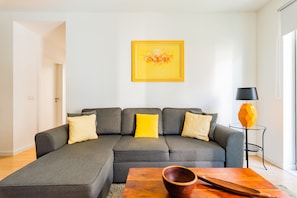 Apartment, 2 Bedrooms, Pool Access | Living area | 16-inch Smart TV with cable channels - Santo Amaro Beach Apartment (Oeiras)