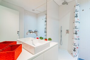 อพาร์ทเมนท์, 2 ห้องนอน, ใช้สระว่ายน้ำได้ | ห้องน้ำ | อ่างอาบน้ำและฝักบัวแยกจากกัน, เรนชาวเวอร์, ผ้าเช็ดตัว