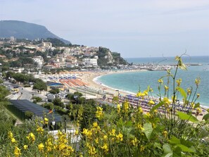 Beach nearby - Villino del Sorriso-Three-room apartment near the sea and services, garden, parking space (Marcelli)