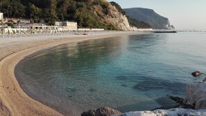 Beach nearby - Villino del Sorriso-Three-room apartment near the sea and services, garden, parking space (Marcelli)