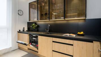 Fridge, oven, stovetop, dishwasher