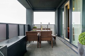 Outdoor dining - Elegant Apartment with Balcony | Garage Parking & Air Conditioning (Poznan)