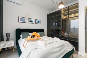 2 bedrooms, iron/ironing board, WiFi, bed sheets - Elegant Apartment with Balcony | Garage Parking & Air Conditioning (Poznan)