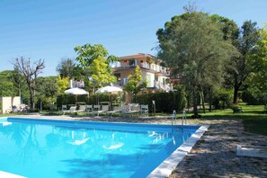 Pool - Holiday apartment with air conditioning and outdoor pool (Marina di Massa)