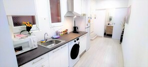 Jääkaappi, mikroaaltouuni, liesi, kahvin-/teenkeitin