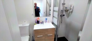 Shower, towels