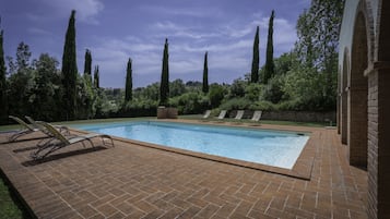 Kolam renang outdoor musiman