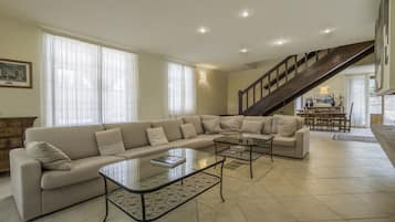 Vila Comfort | Area keluarga | Televisi 30-inci dengan saluran TV kabel dan perapian