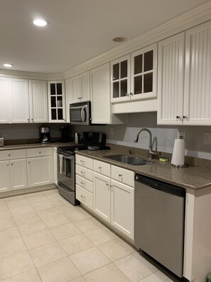 Réfrigérateur, four à micro-ondes, surface de cuisson, lave-vaisselle