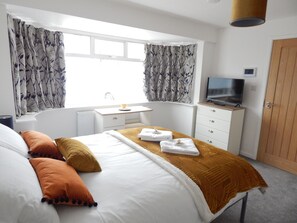 9 bedrooms, desk, iron/ironing board, free WiFi