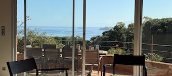 Maison rénovée, vue Mer et Ile Rousse. Accès plage à pieds. Piscine, terrasses.