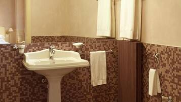 Classic-Doppel- oder -Zweibettzimmer | Badezimmer | Dusche, Regendusche, kostenlose Toilettenartikel, Haartrockner