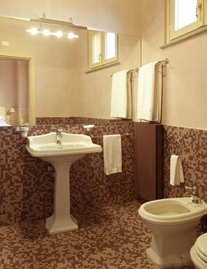 Habitación clásica con 1 cama doble o 2 individuales | Baño | Ducha y cabezal de ducha tipo lluvia