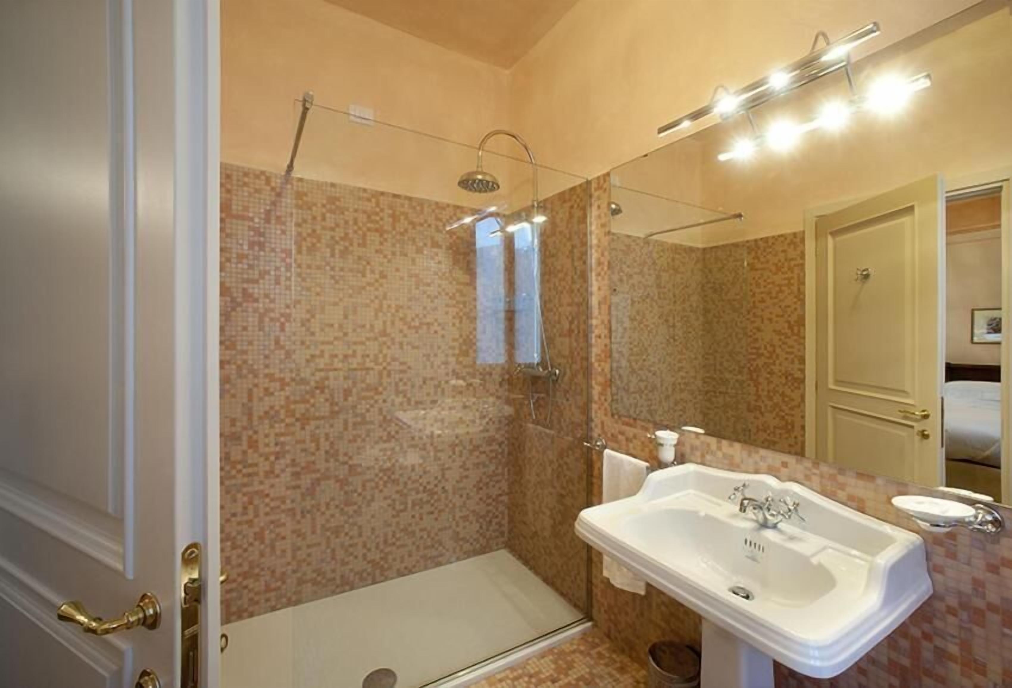 Dusche, Regendusche, kostenlose Toilettenartikel, Haartrockner