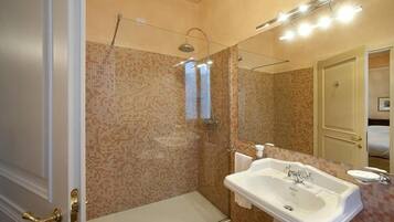 Dusche, Regendusche, kostenlose Toilettenartikel, Haartrockner