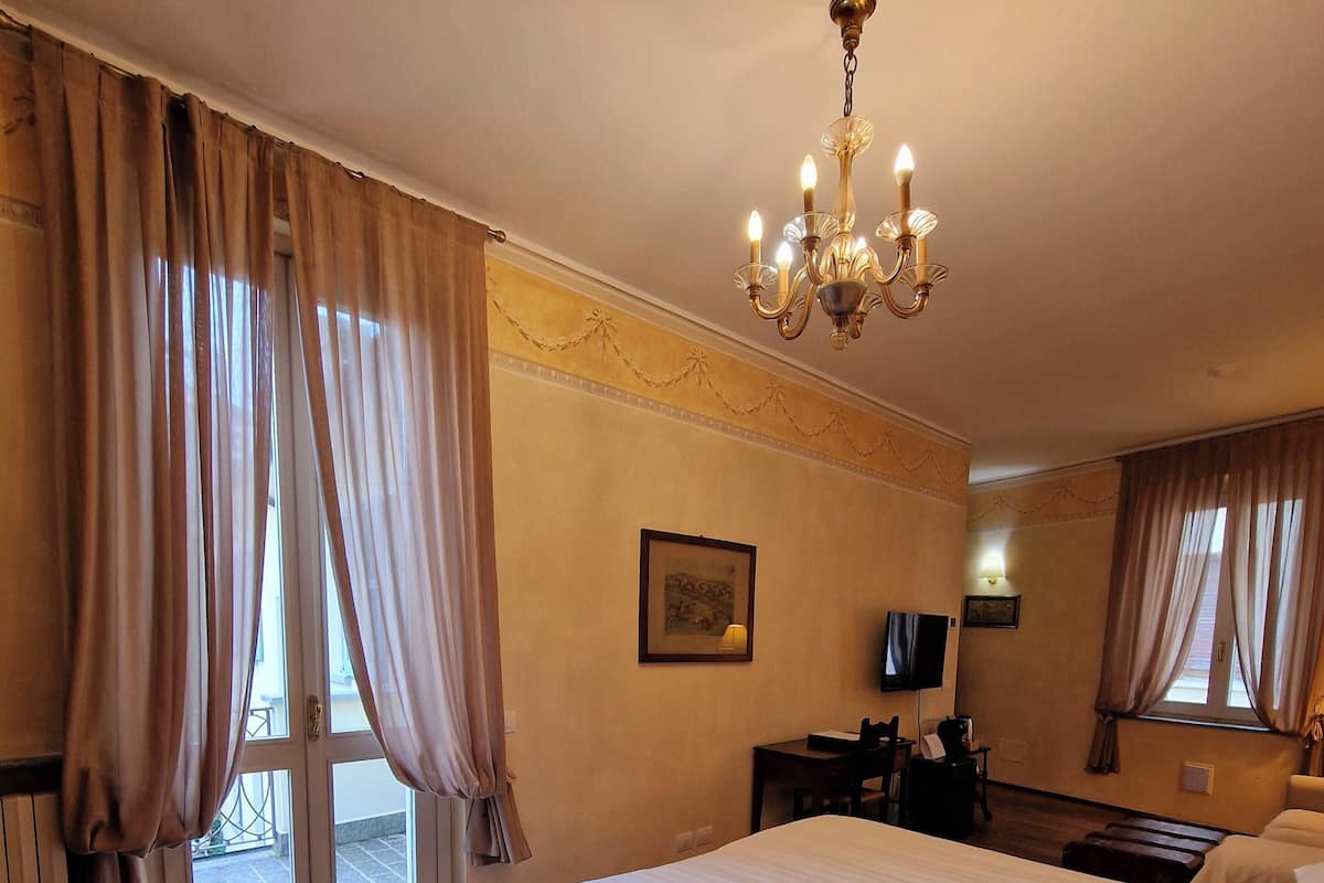 Suite, Courtyard View | Premium bedding, down comforters, desk, iron/ironing board (on request)